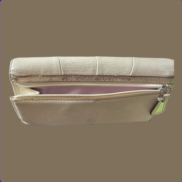Elegant Coach Wallet~ Cream Wallet, Buckle Design~EUC - Picture 5 of 9